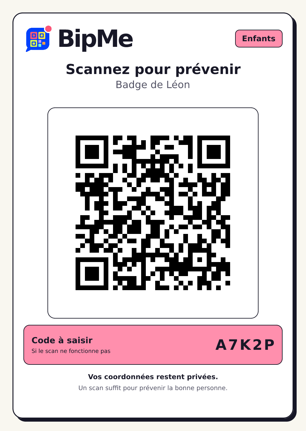 Exemple de badge Enfants BipMe : un QR code et un code court, avec le logo multicolore.